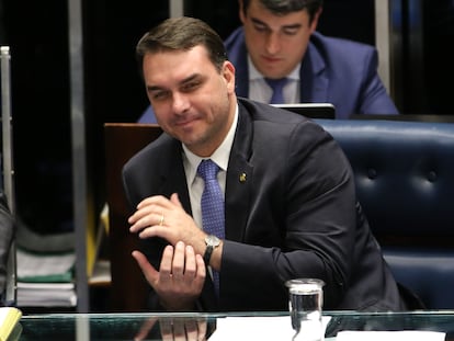 O senador Flávio Bolsonaro durante sessão no Congresso em maio.