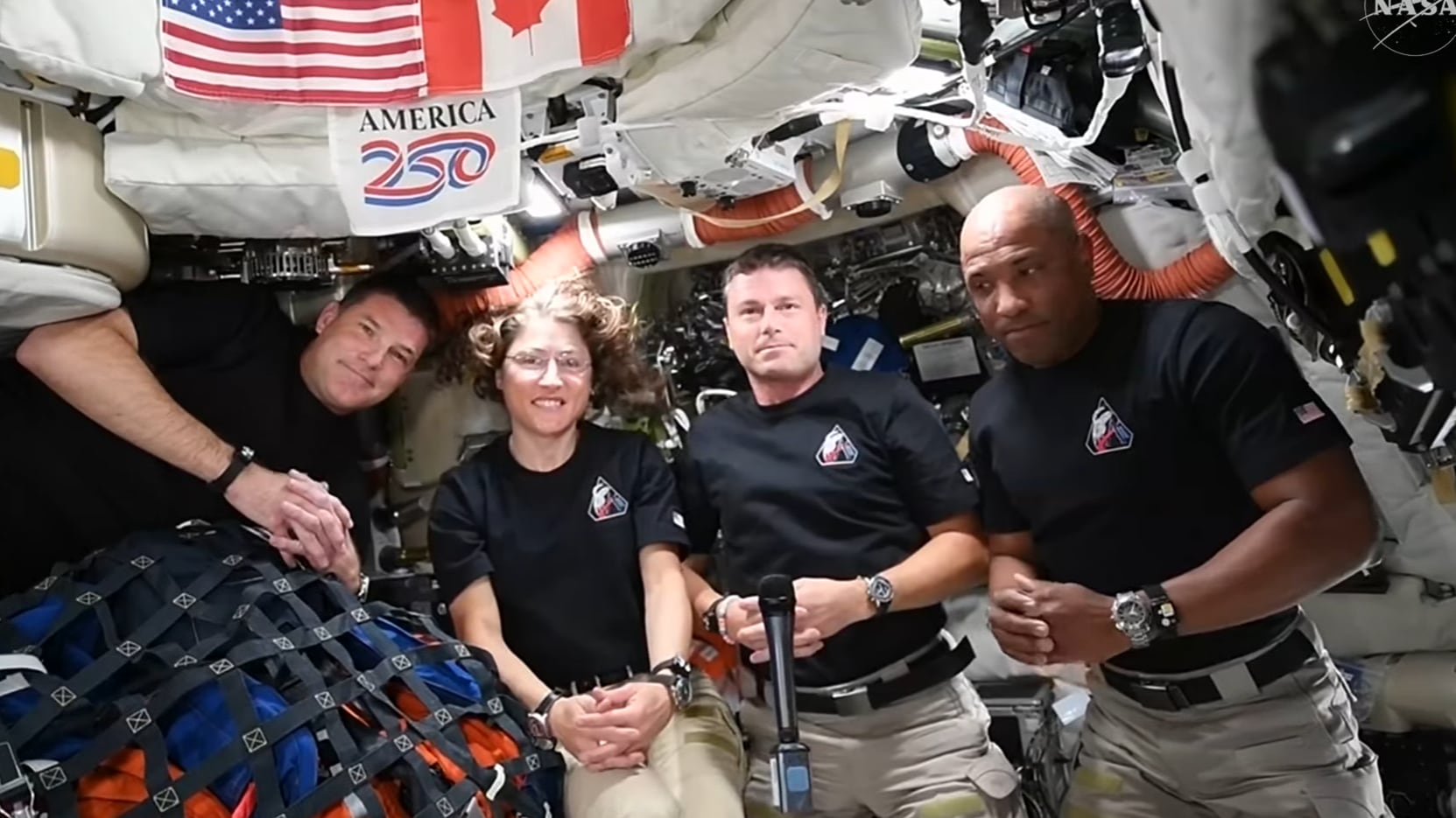 Los cuatro tripulantes de Artemis 2, desde la izquierda, Hansen, Koch, Wiseman y Glover, durante la conexión en directo con el presidente Trump.