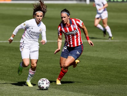 La jugadora del Real Madrid Marta Cardona conduce el balón ante Silvia Meseguer este domingo en el Centro Deportivo Wanda de Alcalá.