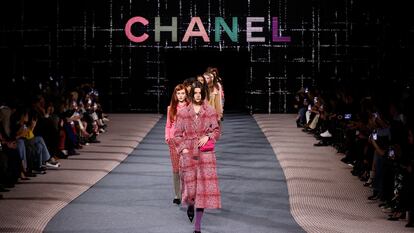 Modelos desfilando para la nueva colección de Chanel en París el 8 de marzo de 2022.