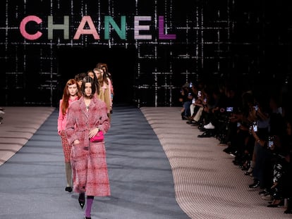 Modelos desfilando para la nueva colección de Chanel en París el 8 de marzo de 2022.