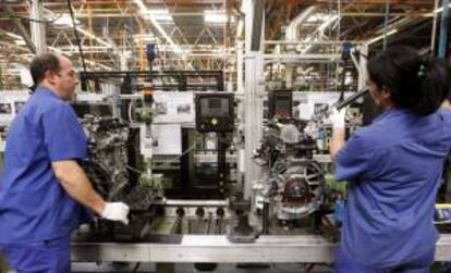 Unos operarios trabajan en la factoría Ford de Almussafes (Valencia) . EFE/Archivo