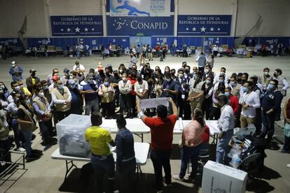 Cierran centros de votación e inician el conteo de votos en un colegio electoral este domingo, en Tegucigalpa (Honduras).