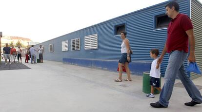 Padres llevando al colegio a sus hijos.