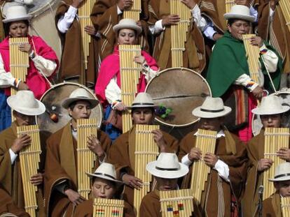 Músicos indígenas em uma cerimônia em Tiahuanaco.
