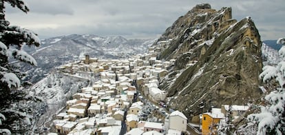 Los Dolomitas Lucanos, una cadena de picos escarpados que muerden la región de Basilicata como los dientes de un lobo, esconden espectaculares pueblos de montaña como Castelmezzano o Pitrapertosa (en la foto), con una fortaleza sarracena excavada en la cumbre afilada de la montaña, a 1.088 metros de altitud.