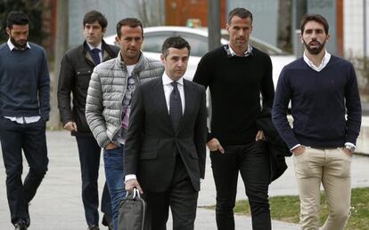 Jorge Molina (primero a la izquierda), Antonio Amaya (5º) y Jordi Figueras (6º), precedidos por su abogado, antes de declarar en Pamplona en abril.