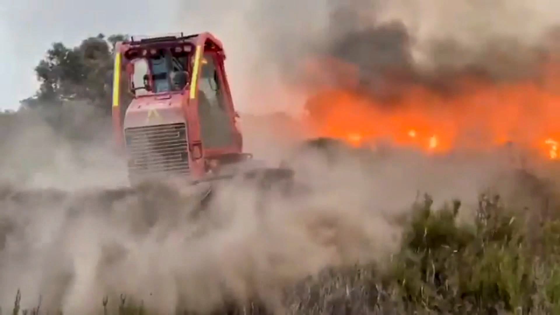 La librería más grande de Aragón, en peligro por el incendio de Huesca: “Si el fuego entra en el pueblo acaba con más de 33.000 libros”