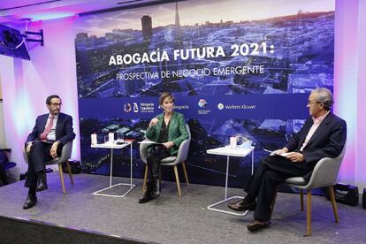 De izquierda a derecha: Enrique Sanz Fernández-Lomana, presidente de la Mutualidad de la Abogacía; Victoria Ortega, presidenta del CGAE; y Vicente Sánchez, CEO de Wolters Kluwer en España y Portugal.