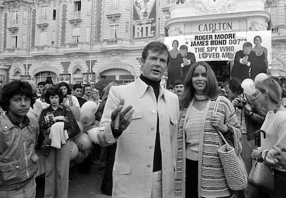 O ator Roger Moore e a atriz Bárbara Bach posam na apresentação do filme 'O Espião Que Me Amava', durante o Festival de Cannes, em 20 de maio de 1977.