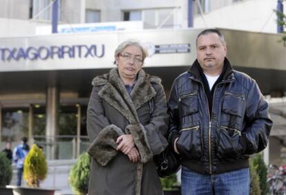 Mari Luz y José Antonio Martínez, hijos de una mujer de Oyón hospitalizada desde hace un mes en Txagorritxu (Vitoria).