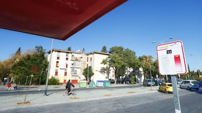 Vecinos del Polígono Sur pasan frente a una de las paradas suspendidas.