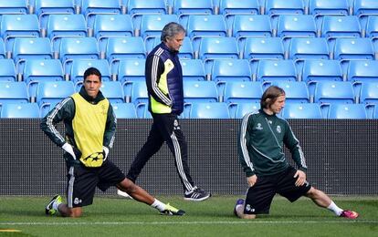 Mourinho observa a Varane y a Modrid, en el estadio del City.