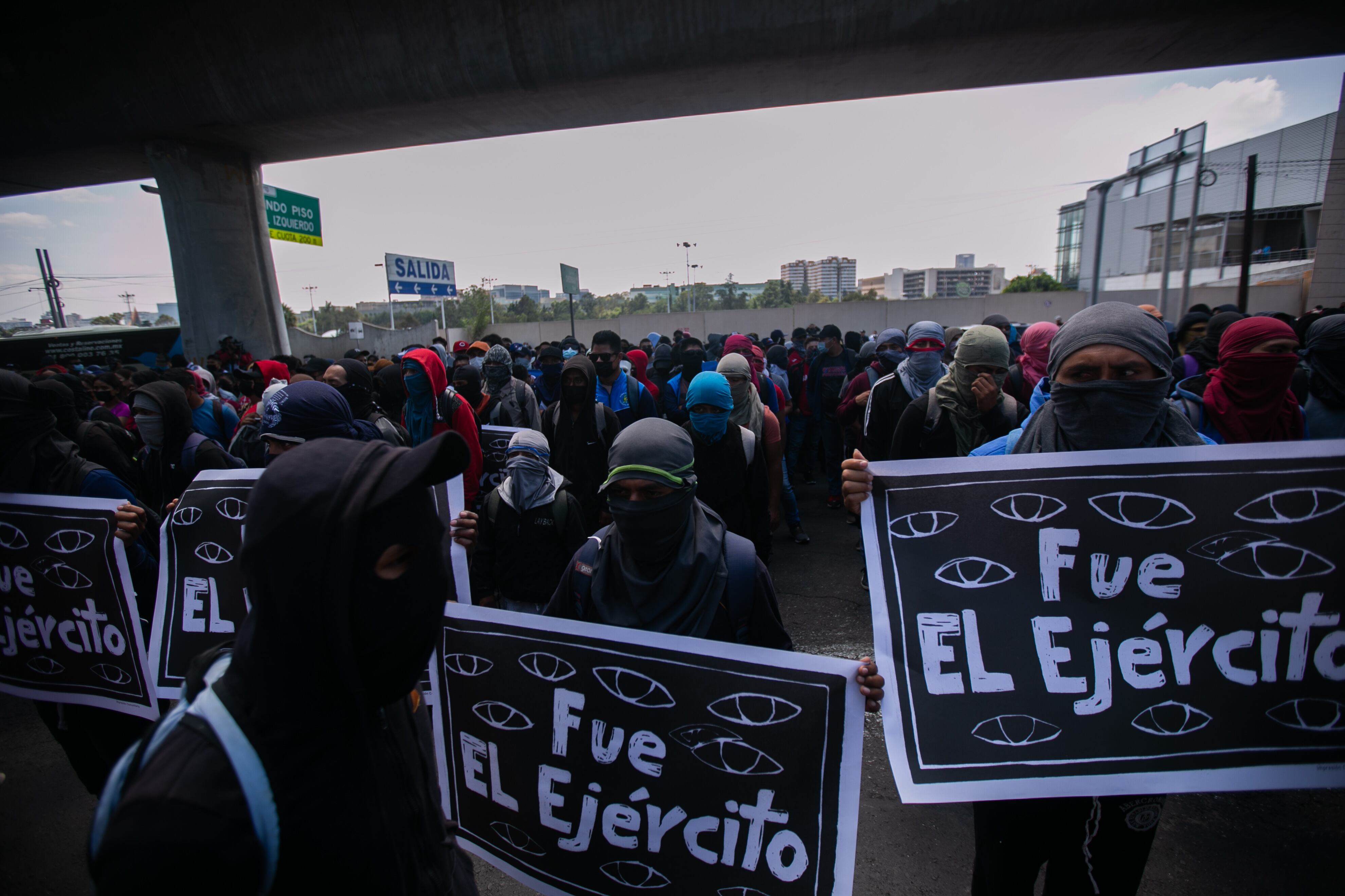 Una manifestación a las afueras de un cuartel militar en Ciudad de México. 