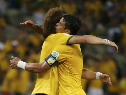 David Luiz e Thiago Silva se abraçam depois de derrotar a Colômbia.