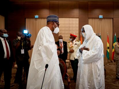 El presidente nigeriano Muhammadú Buhari, a la izquierda, saluda al imam Mahmud Dicko, líder de las protestas en Malí, este jueves en un salón del hotel Sheraton de Bamako.