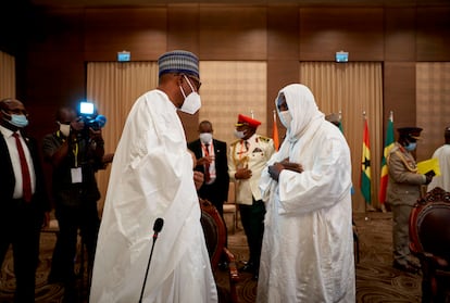 El presidente nigeriano Muhammadú Buhari, a la izquierda, saluda al imam Mahmud Dicko, líder de las protestas en Malí, este jueves en un salón del hotel Sheraton de Bamako.