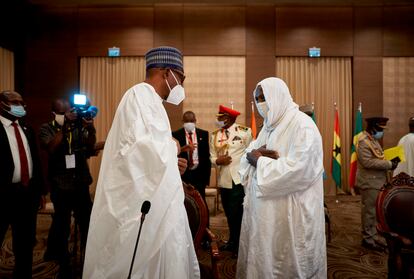 El presidente nigeriano Muhammadú Buhari, a la izquierda, saluda al imam Mahmud Dicko, líder de las protestas en Malí, este jueves en un salón del hotel Sheraton de Bamako.