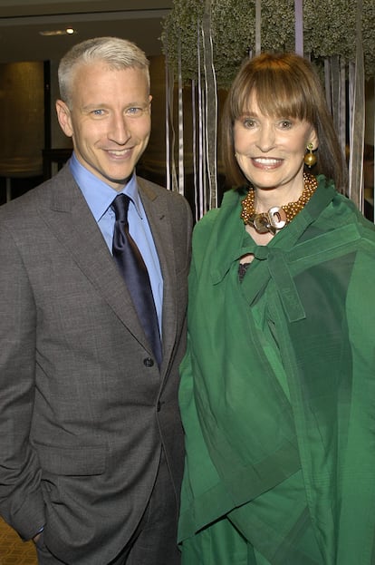 El presentador de la CNN Anderson Cooper con su madre Gloria Vanderbilt.