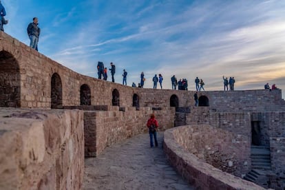 Visitantes en la fortaleza de Ankara, del siglo VII.