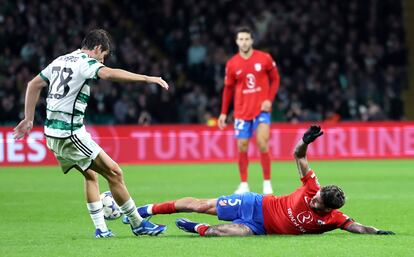 Rodrigo de Paul durante la acción que le costó la expulsión frente al Celtic.