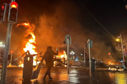 Los manifestantes han quemado un vehículo y un autobúes en las protestas de esta tarde, tras el ataque de un hombre armado con un cuchillo en Dublín.