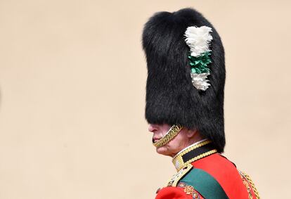 Tras salir del Palacio de Bukingham en coche, el príncipe Carlos se ha subido a caballo para participar en la Horse Guards Parade. La mano del príncipe de Gales está detrás de la decisión de apartar de las tareas públicas a su hermano, el príncipe Andrés, y a su hijo, el príncipe Enrique. El primero, por sus turbias relaciones con el millonario pederasta estadounidense, Jeffrey Epstein. El segundo, por haber pretendido, junto a su esposa Meghan Markle, gestionar su propia imagen como miembro de la realeza, fuera de la supervisión de The Firm (La Empresa, como llaman los diarios tabloides a la familia real).