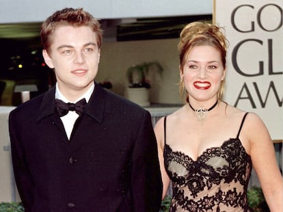 El actor Leonardo DiCaprio [i] junto con Kate Winslet, protagonistas de la película 'Titanic', llegan a la en la edición 55 de los premios Globos de Oro, en Beverly Hills.