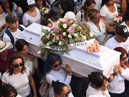Familiares y pobladores de Taxco (Guerrero) cargan el féretro de Camila, menor de ocho años asesinada el 27 de marzo.