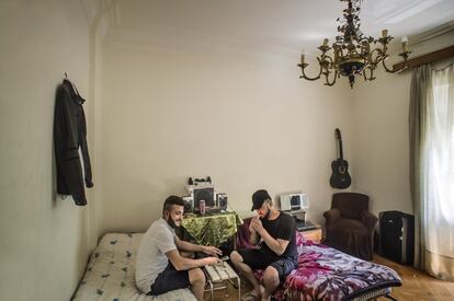 Ahmed Alwakkil y Mohamed viven en un apartamento de Atenas cuyo alquiler paga la ONG Holes in the Borders, un grupo dedicado a sacar a jóvenes refugiados de las calles de Atenas y darles una oportunidad.