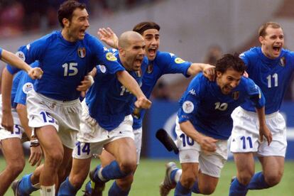 Mark Luliano ( izquierda) , Luigi Di Biagio, Fabio Cannavaro, Alessandro Del Piero y Gianluca Pessotto celebran su victoria sobre Holanda del partido de semifinal, después de ganar en la tanda de penaltis por 3 goles a 1, en la Eurocopa 2000.