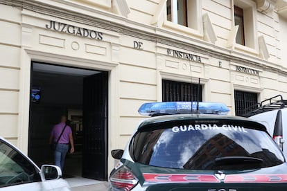 Una patrulla de la Guardia Civil ante unos juzgados en Zamora.