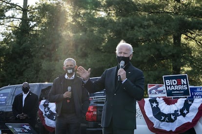 El candidato demócrata, Joe Biden, habla durante un mitin en Bloomfield Hills, Michigan, acompañado del expresidente Barack Obama, este sábado.