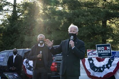 El candidato demócrata, Joe Biden, habla durante un mitin en Bloomfield Hills, Michigan, acompañado del expresidente Barack Obama, este sábado.