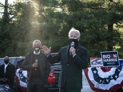 El candidato demócrata, Joe Biden, habla durante un mitin en Bloomfield Hills, Michigan, acompañado del expresidente Barack Obama, este sábado.