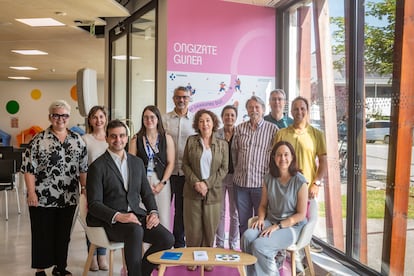 Promotores de la receta centro cívico, con representantes de Osakidetza, el Ayuntamiento de Vitoria y el Instituto de Innovación en Política.
