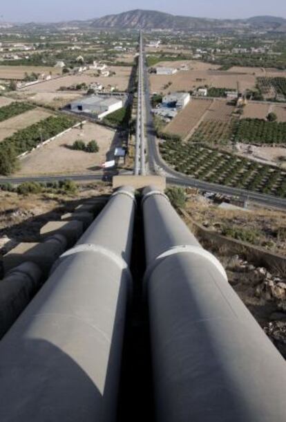 El trasvase a su paso por Orihuela (Alicante).