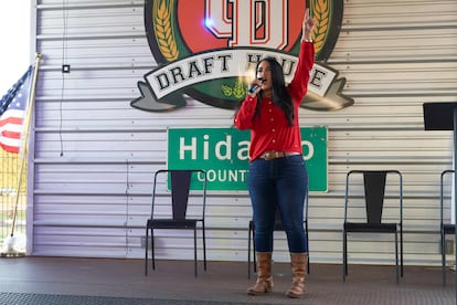 La representante republicana Mayra Flores de Texas, habla en un evento de campaña en Mcallen.
