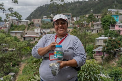 Sandra Espinal con un bote lleno de 'aedes aegypti'.