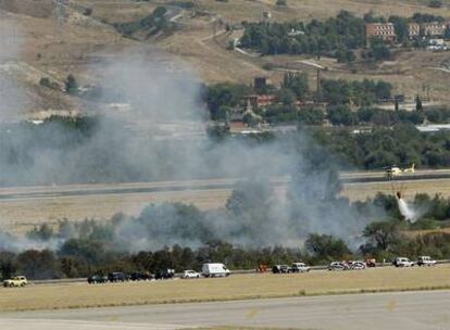 Ambulancias, policías y bomberos se aproximan el pasado miércoles al lugar donde se estrelló el avión de Spanair.