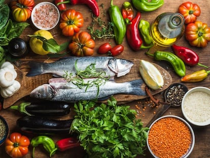 Los estudios muestran que una dieta equilibrada rica en vegetales y con una ingesta adecuada de proteínas puede ayudar a retardar el proceso de envejecimiento.