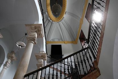 Escalera de la Puerta de Roma, situada tras la fachada principal.