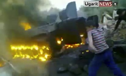 Imagen amateur de televisi&oacute;n de un supuesto tanque sirio en llamas en Deraa el pasado lunes.
