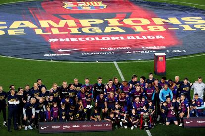 Jugadores y cuerpo técnico del FC Barcelona posan con el trofeo que les acredita campeones de Liga tras derrotar al Levante.