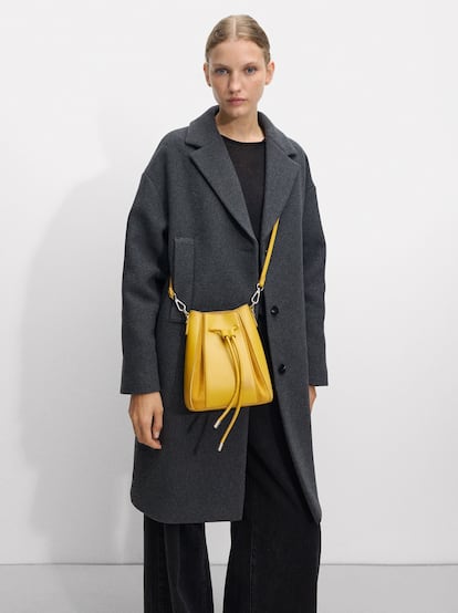 Parfois tiene el accesorio vitamina con el que conseguirás deshacerte del aburrimiento de los looks de invierno: un bolso en color mostaza con un diseño original que hará que acapare todas las miradas. Si prefieres un tono más sutil, opta por sus otras tres propuestas de colores. (27,99 euros).