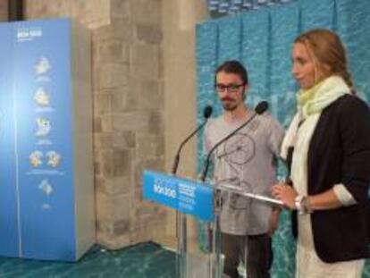 La mascota de Barcelona 2013, 'Xop', es presentada por su creador, el menorquín Albert Mir y la exnadadora Gemma Mengual. EFE/Archivo