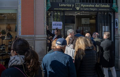 Colas para comprar décimos de Lotería.