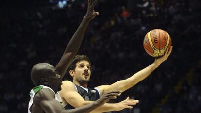 El argentino Laprovittola entra a canasta ante el senegalés Diop.