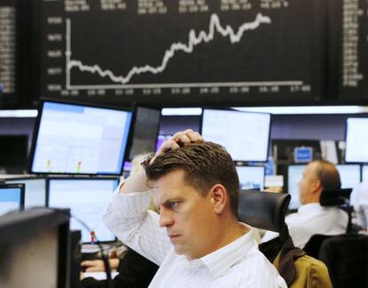 Un inversor mira su monitor, en la Bolsa de Fráncfort.