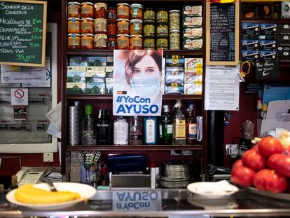 Cartel de apoyo a Isabel Díaz Ayuso en el bar "La Parroquia de Pablo" de la calle de Ponzano, a unas semanas de las elecciones de mayo de 2021.